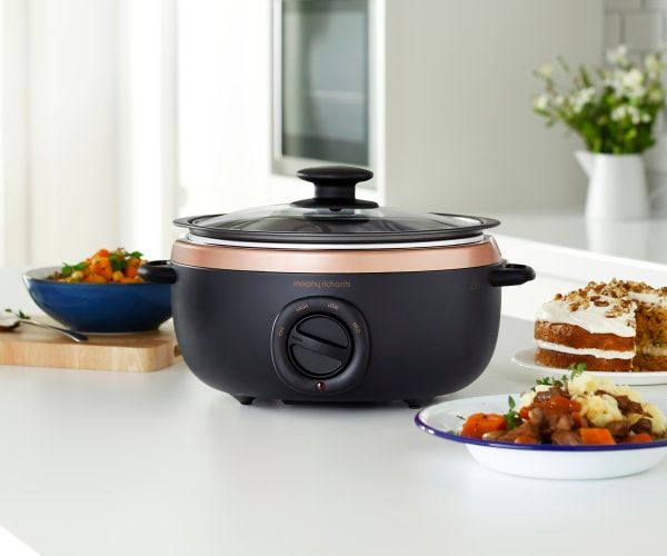 2023-01-25-460016_Morphy_Black_and_Rose_Gold_Slow_cooker_Hero_with_Food-mobile.jpg