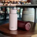 2023-03-08-frank-green-ultimate-ceramic-reusable-bottle-with-straw-1l-34oz-blushed-lifestyle-2-2000px.webp