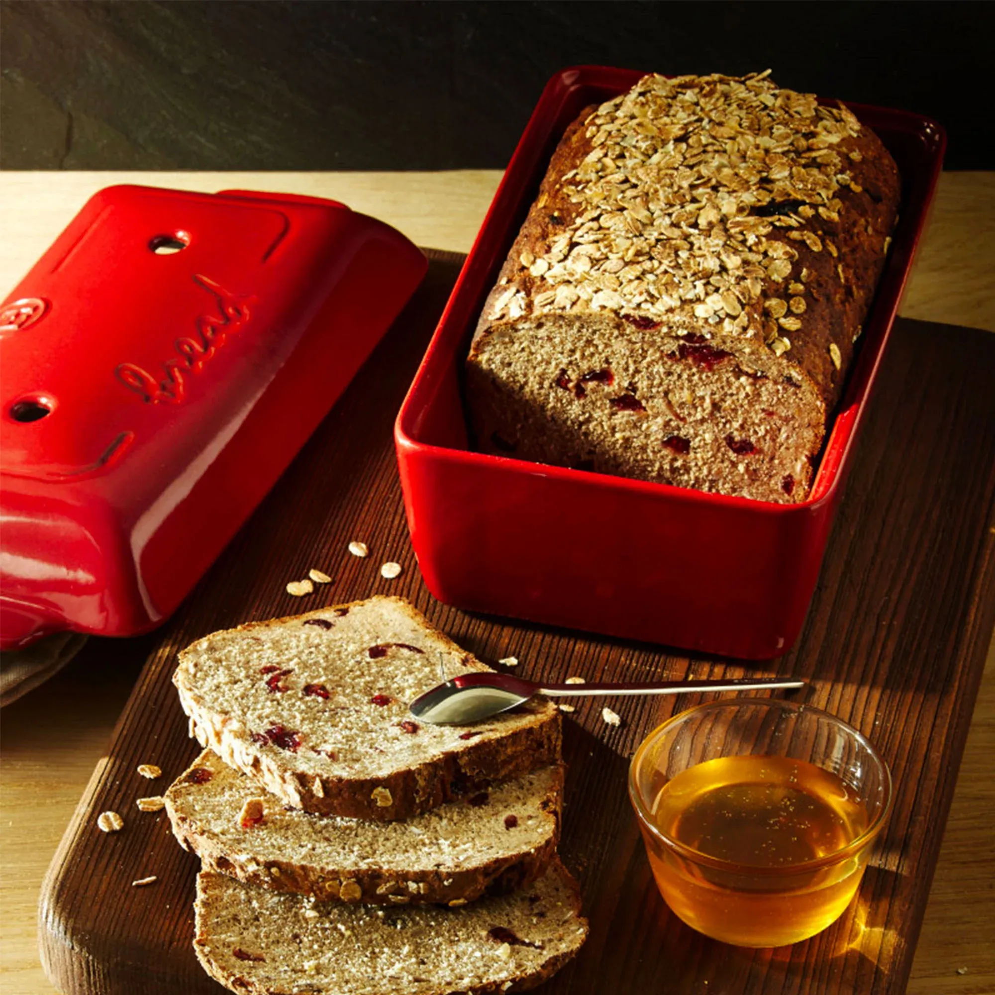 Emile-Henry-Bread-Loaf-Baker-23x13cm-Burgundy_4_2000px.jpeg